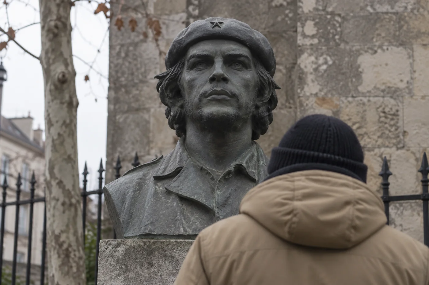 Imagen conceptual de una persona frente a un monumento de Ernesto Che Guevara