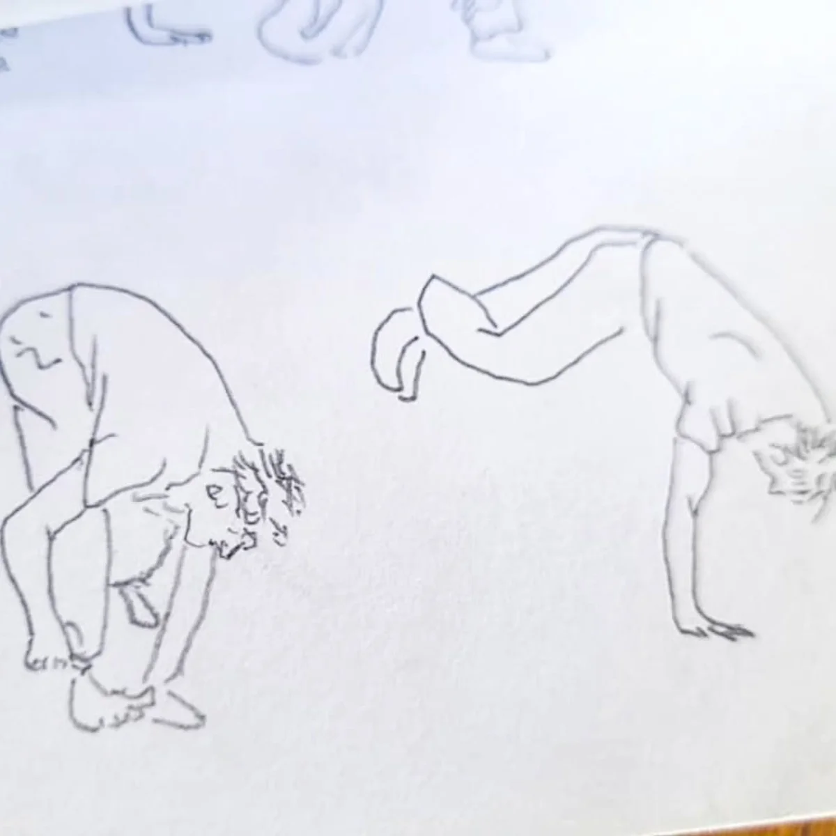 Dibujos a lápiz de posiciones corporales en una ficha de ejercicios