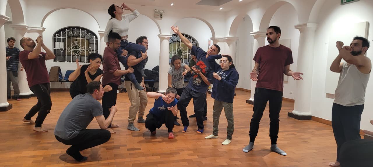 Grupo del laboratorio italiano construyendo una escena colectiva
