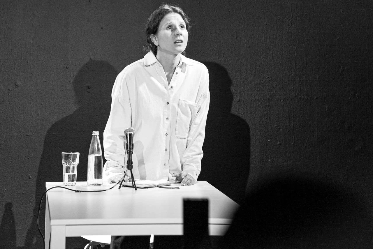Valentina Blando junto a la mesa durante la obra