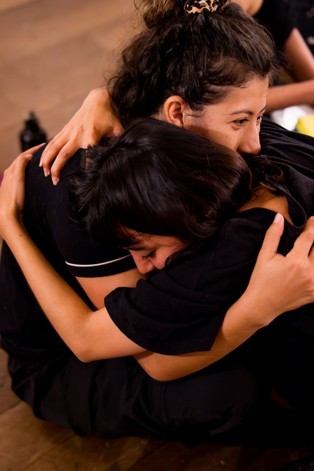Abrazo entre participantes del proceso