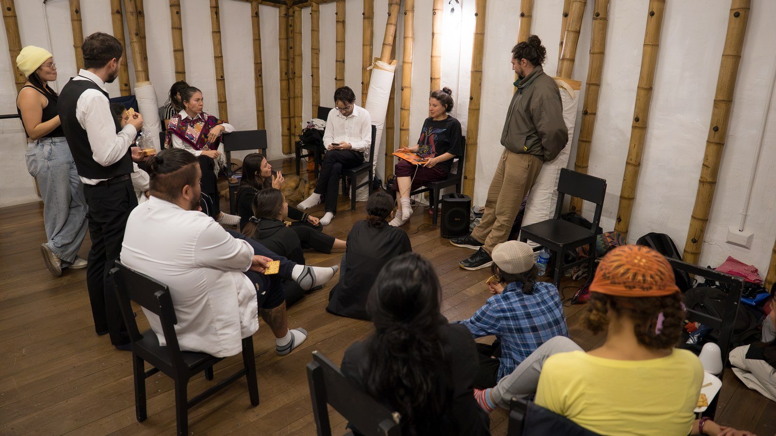La comunidad de La Cocina reunida en círculo