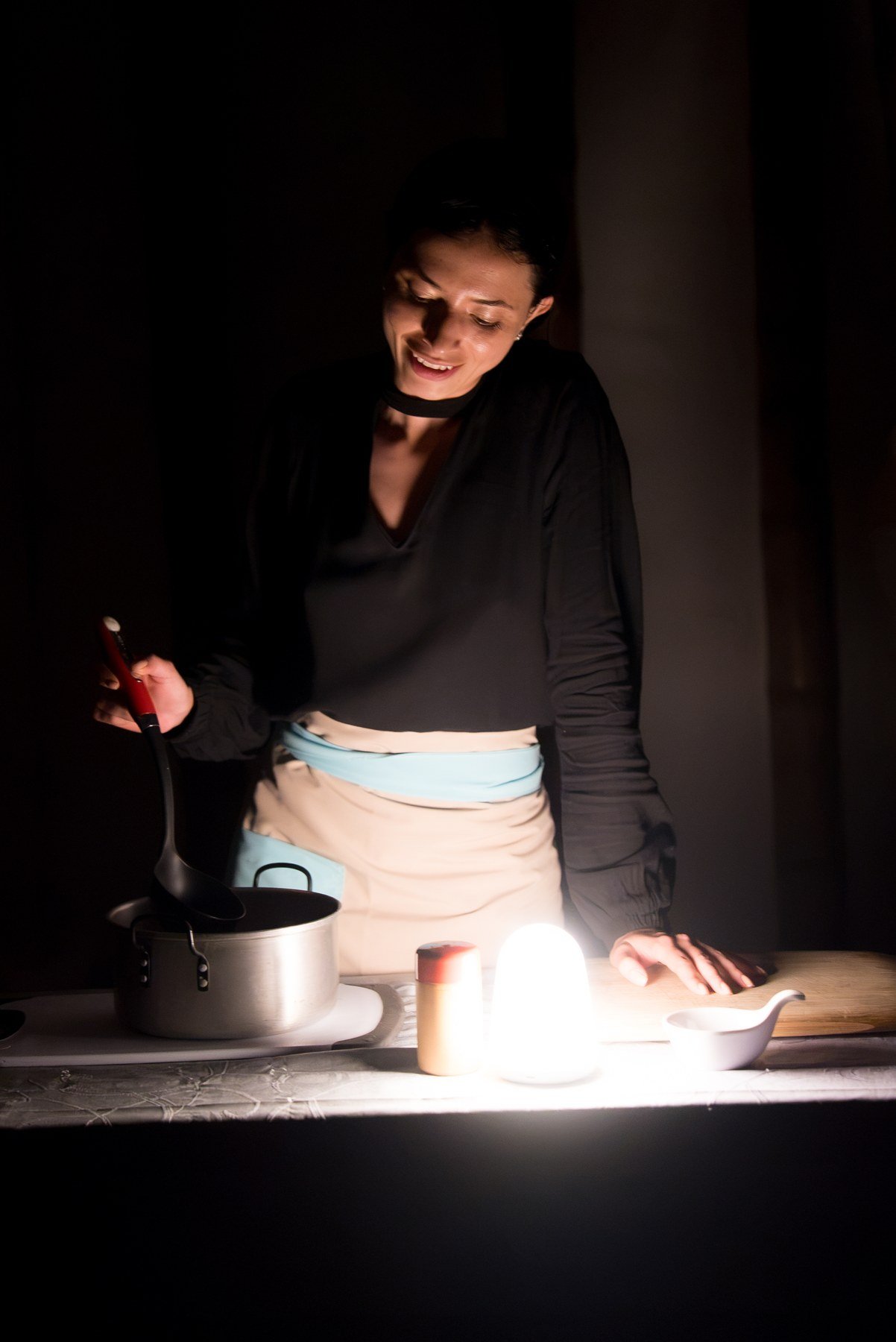 Intérprete junto a una olla durante una escena